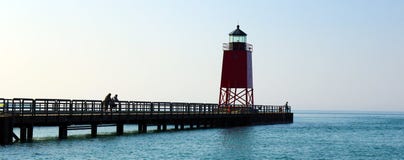 Leuchtturm im Michigansee während des Sommersonnenuntergangs lizenzfreie stockfotografie Leuchtturm im Michigansee während des Sommersonnenuntergangs lizenzfreie stockfotografie
