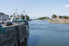 Leuchtturm im Vieux Bassin oder alter Hafen an der mittelalterlichen Stadt Honfleur Normandie, Frankreich lizenzfreie stockbilder Leuchtturm im Vieux Bassin oder alter Hafen an der mittelalterlichen Stadt Honfleur Normandie, Frankreich lizenzfreie stockbilder