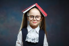 Leuk de Dekkingshoofd van de Schoolmeisjeschreeuw met Open Boek royalty-vrije stock foto's Leuk de Dekkingshoofd van de Schoolmeisjeschreeuw met Open Boek royalty-vrije stock foto's