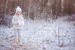 Leuk gelukkig kindmeisje die in witte uitrusting in bevroren de winterbos lopen royalty-vrije stock foto's Leuk gelukkig kindmeisje die in witte uitrusting in bevroren de winterbos lopen royalty-vrije stock foto's