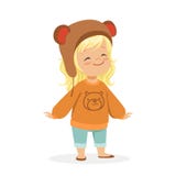 Leuk kleedde weinig blondemeisje zich in een bruine beerhoed en een sweater met karakter van het teddybeer het kleurrijke beeldve stock illustratie Leuk kleedde weinig blondemeisje zich in een bruine beerhoed en een sweater met karakter van het teddybeer het kleurrijke beeldve stock illustratie