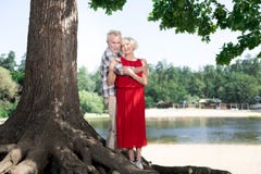 Leuk knap teruggetrokken paar die hun weekend in aard doorbrengen stock fotografie Leuk knap teruggetrokken paar die hun weekend in aard doorbrengen stock fotografie