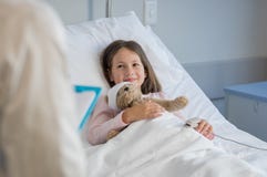 Leuk meisje bij het ziekenhuis stock afbeelding Leuk meisje bij het ziekenhuis stock afbeelding