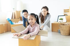 Leuk meisje die pret met ouders hebben terwijl het berijden in cardboa royalty-vrije stock afbeelding Leuk meisje die pret met ouders hebben terwijl het berijden in cardboa royalty-vrije stock afbeelding