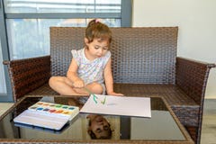 Leuk meisje het schilderen beeld op huis binnenlandse achtergrond Jongen en de meisjes die bij het surfen van bureau de zitten en royalty-vrije stock afbeeldingen Leuk meisje het schilderen beeld op huis binnenlandse achtergrond Jongen en de meisjes die bij het surfen van bureau de zitten en royalty-vrije stock afbeeldingen