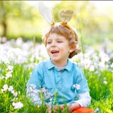 Leuk weinig jong geitjejongen die met Paashaasoren het traditionele feest Gelukkige kind glimlachen op warme zonnige dag vieren F stock foto's Leuk weinig jong geitjejongen die met Paashaasoren het traditionele feest Gelukkige kind glimlachen op warme zonnige dag vieren F stock foto's
