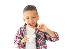 Leuke Afrikaanse Amerikaanse jongen die yoghurt eten royalty-vrije stock foto Leuke Afrikaanse Amerikaanse jongen die yoghurt eten royalty-vrije stock foto