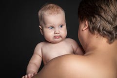 Leuke baby die over de schouder van de vader opzij kijken royalty-vrije stock fotografie Leuke baby die over de schouder van de vader opzij kijken royalty-vrije stock fotografie