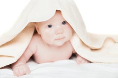 Leuke baby onder de handdoek na het baden stock afbeelding Leuke baby onder de handdoek na het baden stock afbeelding