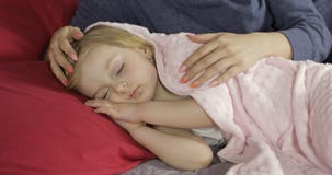 Leuke babyslaap op het bed thuis Meisjeslaap in ochtendlicht royalty-vrije stock foto Leuke babyslaap op het bed thuis Meisjeslaap in ochtendlicht royalty-vrije stock foto