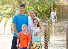 Leuke jonge familie die van een dag genieten bij een in openlucht pretpark stock fotografie Leuke jonge familie die van een dag genieten bij een in openlucht pretpark stock fotografie
