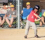 Leuke jonge jongen bij knuppel klaar om het honkbal in mening te raken royalty-vrije stock foto's Leuke jonge jongen bij knuppel klaar om het honkbal in mening te raken royalty-vrije stock foto's