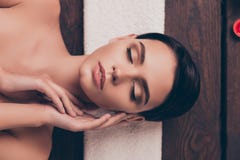 Leuke ontspannen jonge vrouw die in kuuroordsalon leggen met gesloten ogen royalty-vrije stock foto's Leuke ontspannen jonge vrouw die in kuuroordsalon leggen met gesloten ogen royalty-vrije stock foto's
