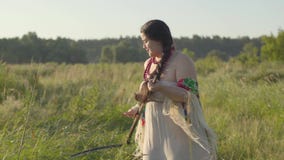 Leuke te zware vrouw die het gras met de zeis op het groene de zomergebied maaien Folklore, tradities Het werk in stock footage Leuke te zware vrouw die het gras met de zeis op het groene de zomergebied maaien Folklore, tradities Het werk in stock footage