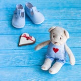Leuke teddybeer, hart, en babyschoenen royalty-vrije stock foto's Leuke teddybeer, hart, en babyschoenen royalty-vrije stock foto's