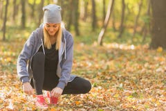 Leuke vrouw die haar schoenen binden vóór jogging stock foto's Leuke vrouw die haar schoenen binden vóór jogging stock foto's