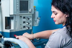 Leuke vrouwelijke anesthesiologistportrettering in de noodsituatieruimte stock foto's Leuke vrouwelijke anesthesiologistportrettering in de noodsituatieruimte stock foto's