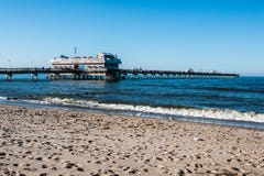 Leute auf Meerblick-Strand-Fischen-Pier Stockfotografie Leute auf Meerblick-Strand-Fischen-Pier Stockfotografie