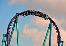 Leute auf Spaß Achterbahn, an Seaworld-Park im internationalen Antriebs-Bereich stockfoto Leute auf Spaß Achterbahn, an Seaworld-Park im internationalen Antriebs-Bereich stockfoto