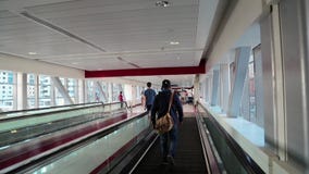 Leute auf travelator innerhalb der Dubai-Metrostation, Vereinigte Arabische Emirate stock video footage Leute auf travelator innerhalb der Dubai-Metrostation, Vereinigte Arabische Emirate stock video footage