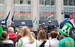 Leute-aufpassende Heiliges Patricks-Tagesparade stockbild Leute-aufpassende Heiliges Patricks-Tagesparade stockbild