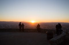 Leute-aufpassender Sonnenuntergang an del Mirador Del Barranco Abogado-Ausblick in Granada, Spanien stockfotografie Leute-aufpassender Sonnenuntergang an del Mirador Del Barranco Abogado-Ausblick in Granada, Spanien stockfotografie