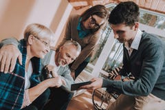 Leute besuchen älteres Enkelkinder halten Laptop stockfotos Leute besuchen älteres Enkelkinder halten Laptop stockfotos
