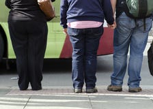 Leute an der Straßenüberfahrt stockfoto Leute an der Straßenüberfahrt stockfoto