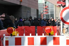 Leute, die Anwäter für Karten des Berlinale-Film-Festivals 2018 warten Stockfotografie Leute, die Anwäter für Karten des Berlinale-Film-Festivals 2018 warten Stockfotografie
