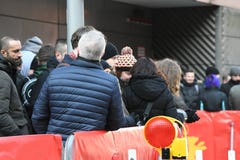 Leute, die Anwäter für Karten des Berlinale-Film-Festivals 2018 warten Stockfotos Leute, die Anwäter für Karten des Berlinale-Film-Festivals 2018 warten Stockfotos