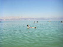 Leute, die auf Wasser im Toten Meer Israel schwimmen lizenzfreies stockbild Leute, die auf Wasser im Toten Meer Israel schwimmen lizenzfreies stockbild