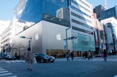 Leute, die in berühmten Apple-Schnitt in Ginza Tokyo Japan gehen stockbild Leute, die in berühmten Apple-Schnitt in Ginza Tokyo Japan gehen stockbild