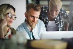 Leute, die Brainstorming-Diskussions-Konzept treffen lizenzfreies stockbild Leute, die Brainstorming-Diskussions-Konzept treffen lizenzfreies stockbild