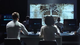 Leute, die in der Kontrollstationsmitte arbeiten Elemente dieses Bildes geliefert von der NASA stock video footage Leute, die in der Kontrollstationsmitte arbeiten Elemente dieses Bildes geliefert von der NASA stock video footage