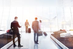 Leute, die Gepäck im Flughafen nehmen lizenzfreie abbildung Leute, die Gepäck im Flughafen nehmen lizenzfreie abbildung