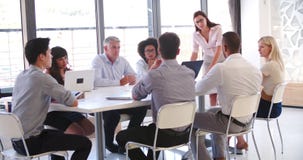 Leute, die an Geschäftstreffen im modernen Bürogroßraum teilnehmen stock footage Leute, die an Geschäftstreffen im modernen Bürogroßraum teilnehmen stock footage