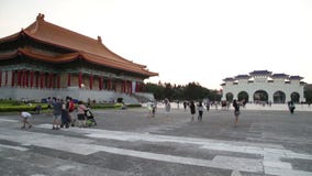Leute, die um Liberty Square in Taipeh-Stadt gehen stock video Leute, die um Liberty Square in Taipeh-Stadt gehen stock video