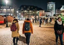 Leute, die zur Trauer in Straßburg-Leuten zahlen Tribut t gehen stockfotos Leute, die zur Trauer in Straßburg-Leuten zahlen Tribut t gehen stockfotos