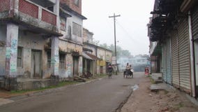 Leute fahren Fahrrad durch die Straße auf einen kalten nebeligen Morgen in Puthia, Bangladesch stock video Leute fahren Fahrrad durch die Straße auf einen kalten nebeligen Morgen in Puthia, Bangladesch stock video