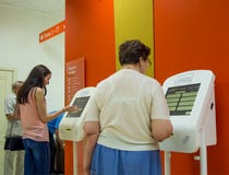 Leute haben für Beratung über das Terminal- Mittel-` mein Dokumente ` in der Stadt von Voronezh registriert stockfotografie Leute haben für Beratung über das Terminal- Mittel-` mein Dokumente ` in der Stadt von Voronezh registriert stockfotografie