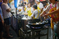 Leute kommen Besuch Chinatown-Spitze, etwas Nahrung zu kaufen stockbild Leute kommen Besuch Chinatown-Spitze, etwas Nahrung zu kaufen stockbild