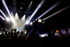 Leute am Konzertschießenvideo oder -foto stockfotografie Leute am Konzertschießenvideo oder -foto stockfotografie