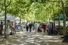 Leute am lokalen Landwirtmarkt mit neuem biologischem Lebensmittel lizenzfreies stockfoto Leute am lokalen Landwirtmarkt mit neuem biologischem Lebensmittel lizenzfreies stockfoto