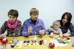 Leute-malende Weihnachtsbälle Stockfotos Leute-malende Weihnachtsbälle Stockfotos