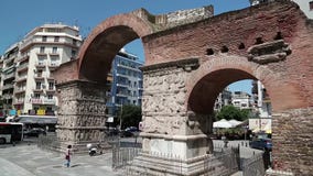 Leute nahe altem Bogen von Galerius in Saloniki, Griechenland stock footage Leute nahe altem Bogen von Galerius in Saloniki, Griechenland stock footage