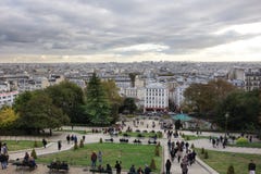 Leute PARIS, FRANKREICH auf der Treppe der Basilika von Sacre Coeur de Montmartre, Stadtüberblick bei Sonnenuntergang lizenzfreies stockfoto Leute PARIS, FRANKREICH auf der Treppe der Basilika von Sacre Coeur de Montmartre, Stadtüberblick bei Sonnenuntergang lizenzfreies stockfoto