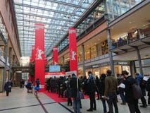 Leute stehen oben vor einem Stand an, der Karten für das Berlinale-Film-Festival verkauft Stockfotos Leute stehen oben vor einem Stand an, der Karten für das Berlinale-Film-Festival verkauft Stockfotos