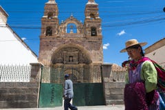 Leute vor einer Kirche in der Stadt von Potosi in Bolivien lizenzfreie stockbilder Leute vor einer Kirche in der Stadt von Potosi in Bolivien lizenzfreie stockbilder