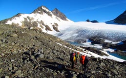 Leutebergsteiger, kletternd zum Gipfel, zu den felsigen Bergspitzen und zum Gletscher in Norwegen stockfoto Leutebergsteiger, kletternd zum Gipfel, zu den felsigen Bergspitzen und zum Gletscher in Norwegen stockfoto