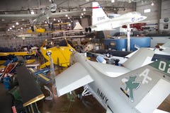 Leutebesuch Grenzen des Flug-Museums Dallas stockbild Leutebesuch Grenzen des Flug-Museums Dallas stockbild